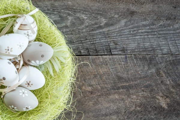 Ovos de Páscoa dentro da cesta — Fotografia de Stock