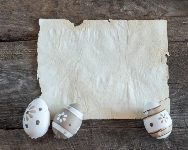 Huevos de Pascua sobre papel envejecido —  Fotos de Stock