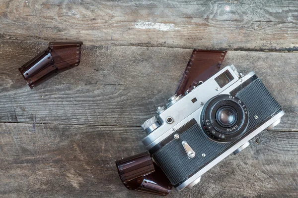 Old camera and blank film strip — Stock Photo, Image