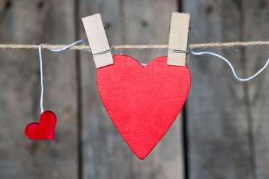 bir ipte asılı iki kağıt kalp