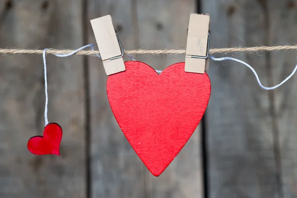 Dos corazones de papel colgando de una cuerda — Foto de Stock