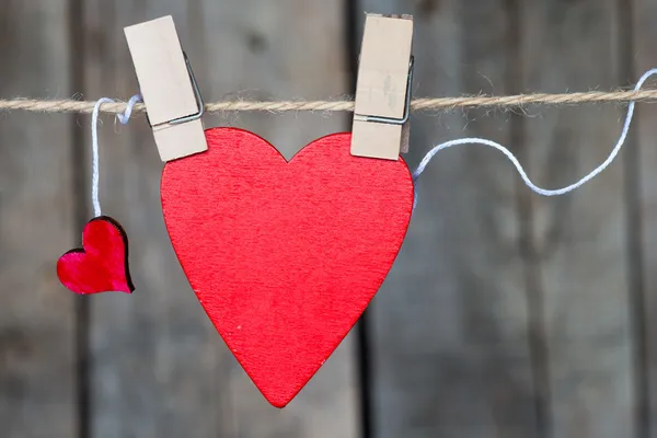 Dos corazones de papel colgando de una cuerda — Foto de Stock