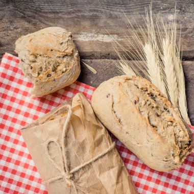 eski tahta masada ekmek