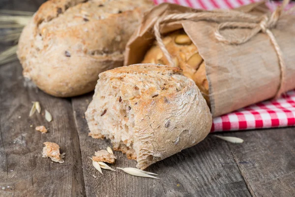 Pane su vecchio tavolo di legno — Foto Stock