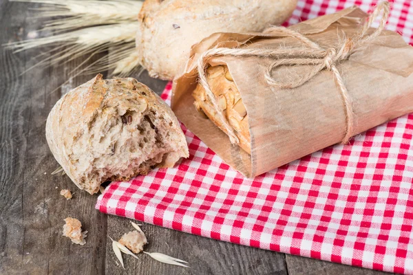 Pane su vecchio tavolo di legno — Foto Stock