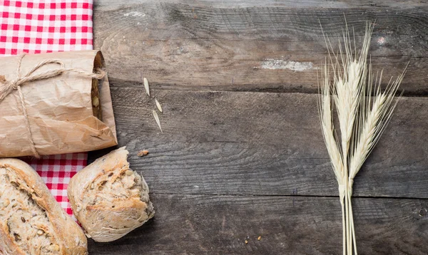 Bröd på gamla träbord — Stockfoto