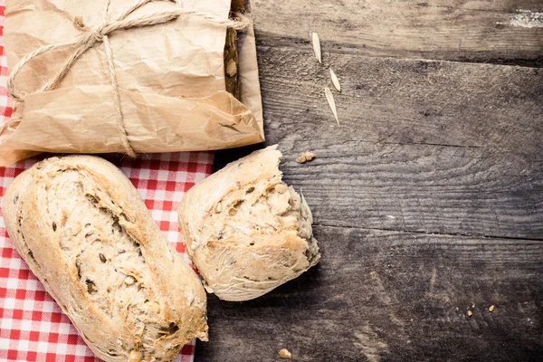 Pane su vecchio tavolo di legno — Foto Stock