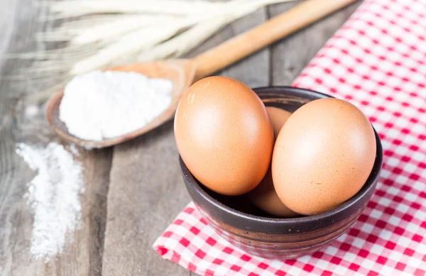 Mehl und Eier — Stockfoto