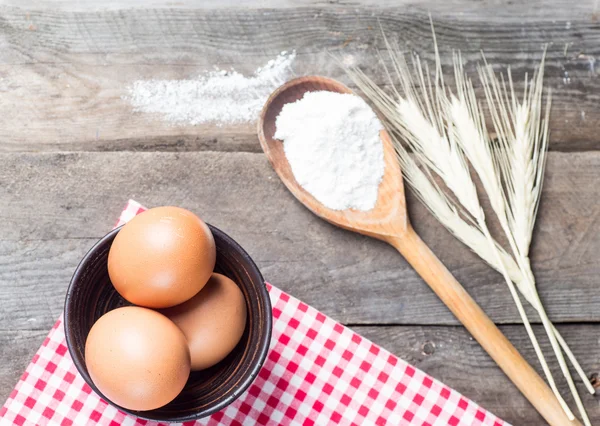 Mehl und Eier — Stockfoto