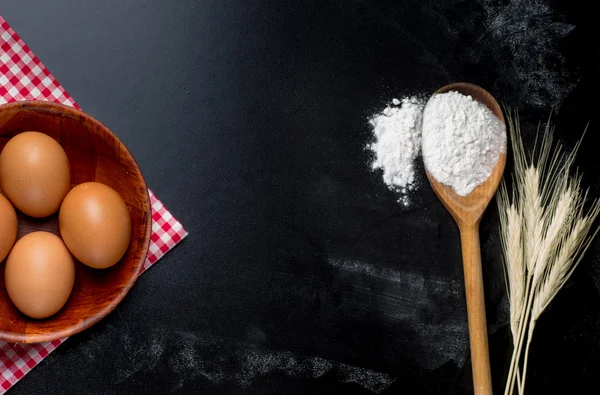 Farinha, ovos e utensílios de cozinha — Fotografia de Stock
