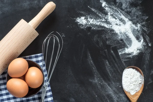 Farinha, ovos e utensílios de cozinha — Fotografia de Stock
