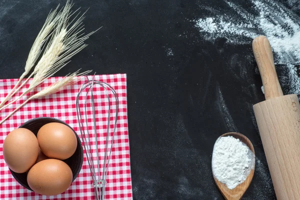 Farinha, ovos e utensílios de cozinha — Fotografia de Stock