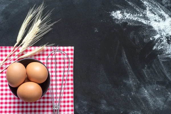 Mehl, Eier und Kochutensilien — Stockfoto