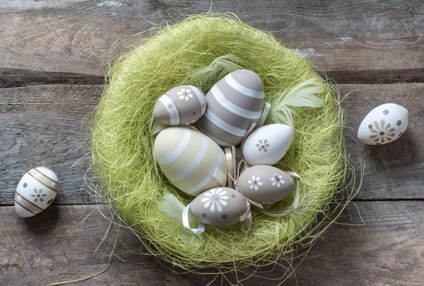 Huevos de Pascua dentro cesta —  Fotos de Stock