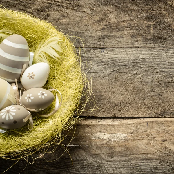 Ovos de Páscoa dentro da cesta — Fotografia de Stock