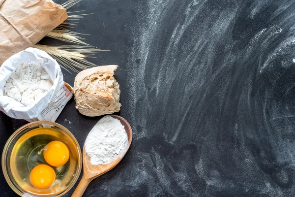 un, yumurta ve mutfak aletleri