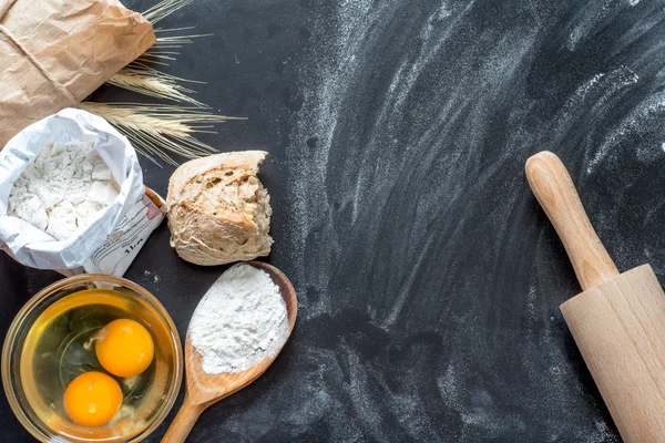 Mehl, Eier und Kochutensilien — Stockfoto