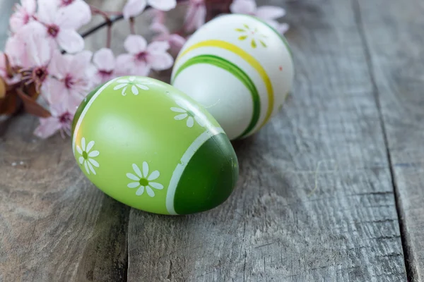 Barevné velikonoční vajíčka a třešňový květ květiny — Stock fotografie