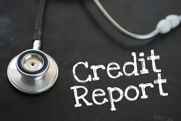 Estetoscópio e Relatório de Crédito — Fotografia de Stock