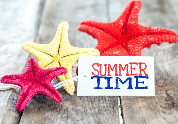 Estrella de mar y tarjeta con texto Hora de verano —  Fotos de Stock