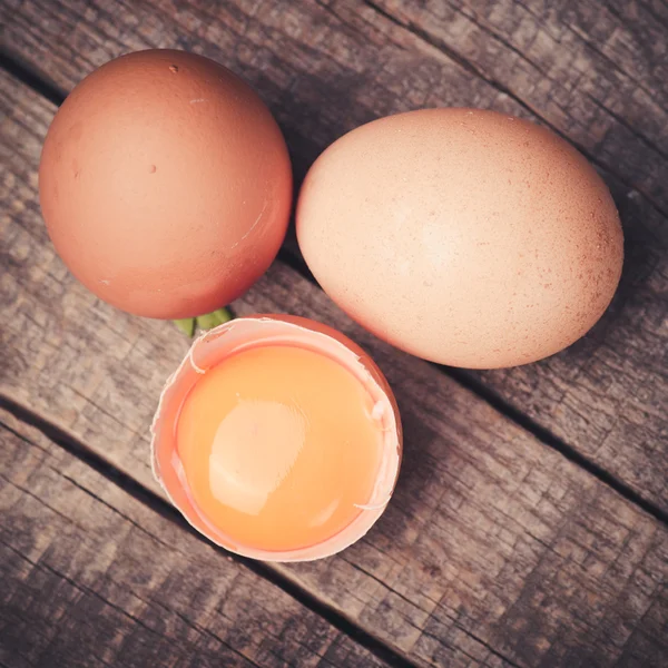 Whole and broken brown eggs — Stock Photo, Image