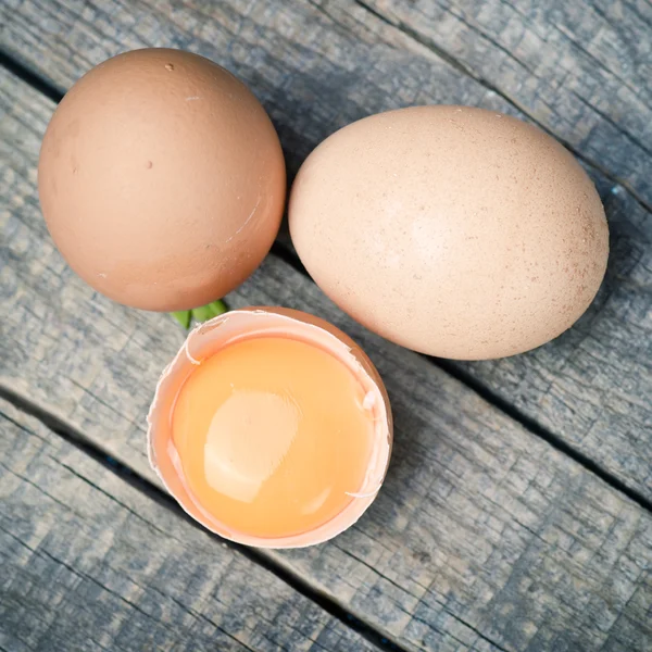 Huevos marrones enteros y rotos — Foto de Stock