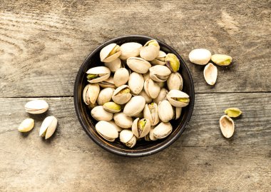 Ahşap kasede fıstıklar