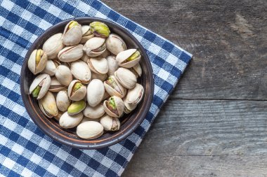 kırık ve kurutulmuş ahşap bir kase fıstık fındık