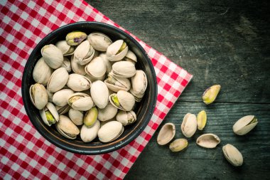 kırık ve kurutulmuş ahşap bir kase fıstık fındık
