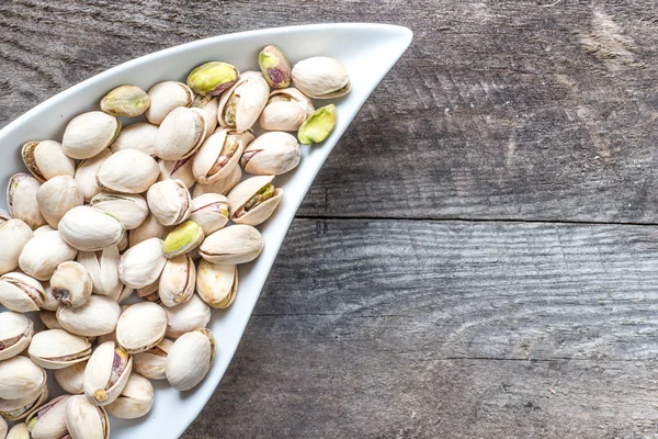 Pistachos en un tazón — Foto de Stock