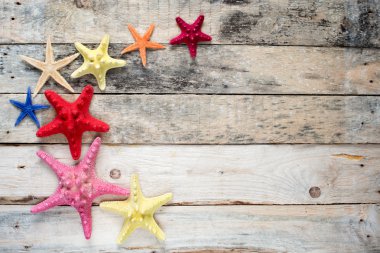 eski tahta üzerinde starfishes