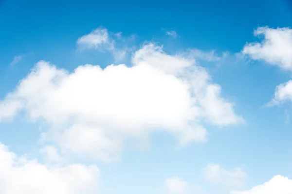 Ciel bleu avec nuages — Photo