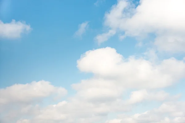 Ciel bleu avec nuages — Photo