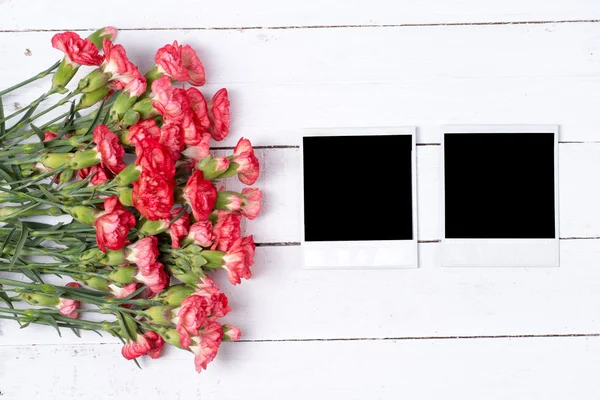 Букет червоних квітів гвоздики — стокове фото