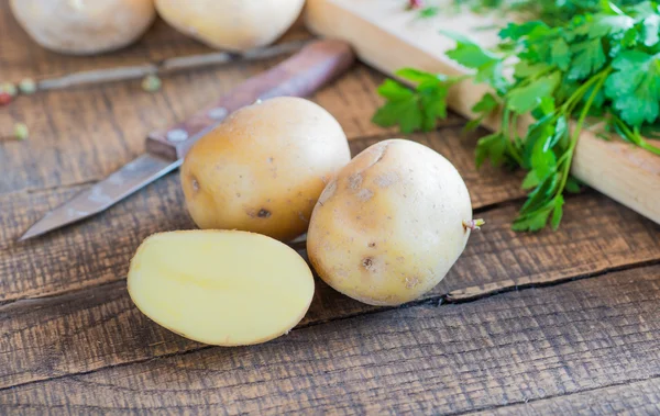 Potatoes and knife — Stock Photo, Image