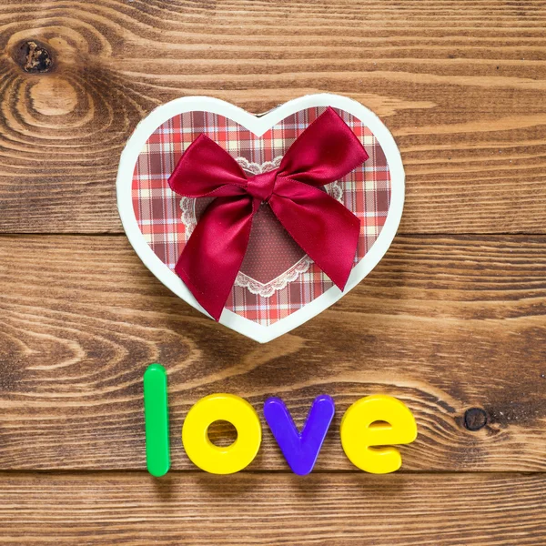 Wort Liebe mit herzförmigen Valentinstag Geschenk-Box — Stockfoto