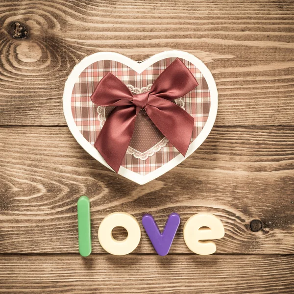 Ordet kärlek med hjärtformade alla hjärtans dag present box — Stockfoto