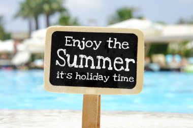 tatil zamanı tahtaya el yazısıyla yazın tadını