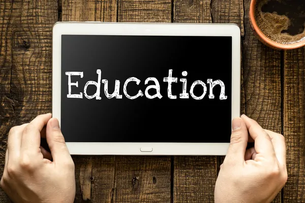 Tablette pc avec texte "Éducation " — Photo