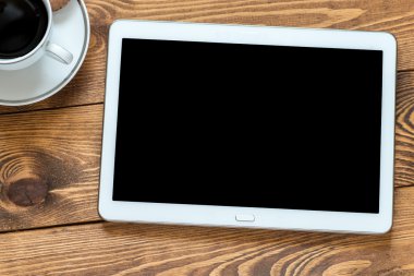 kahve fincanı, tablet PC'de eski ahşap tablo