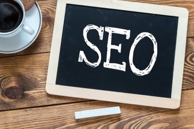 seo bir kara tahta üzerinde el yazısı