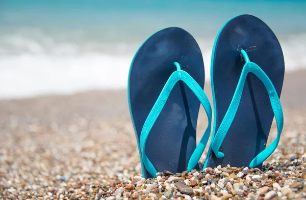 Синие флипы на пляже — стоковое фото