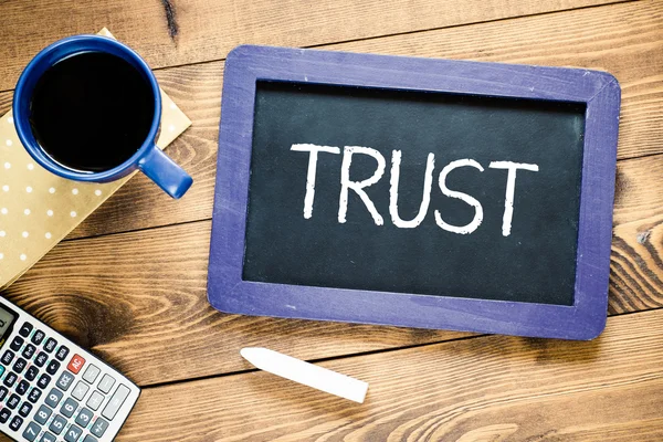 Blackboard with text "Trust" — Stock Photo, Image