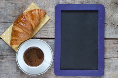 Blackboard kruvasan ve kahve