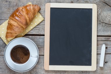 Blackboard kruvasan ve kahve