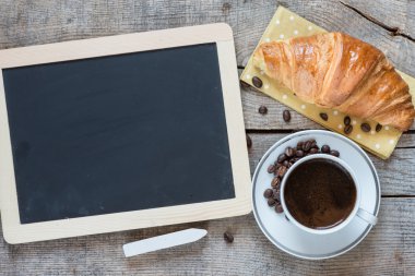 Blackboard kruvasan ve kahve