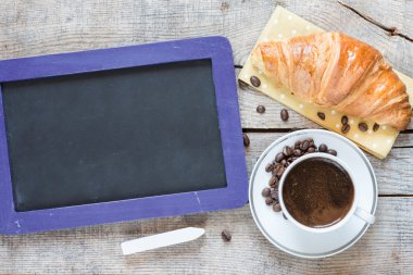 Blackboard kruvasan ve kahve