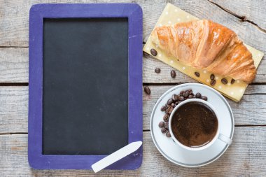 Blackboard kruvasan ve kahve