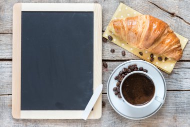 Blackboard kruvasan ve kahve