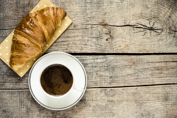 Tazza di caffè e croissant — Foto Stock